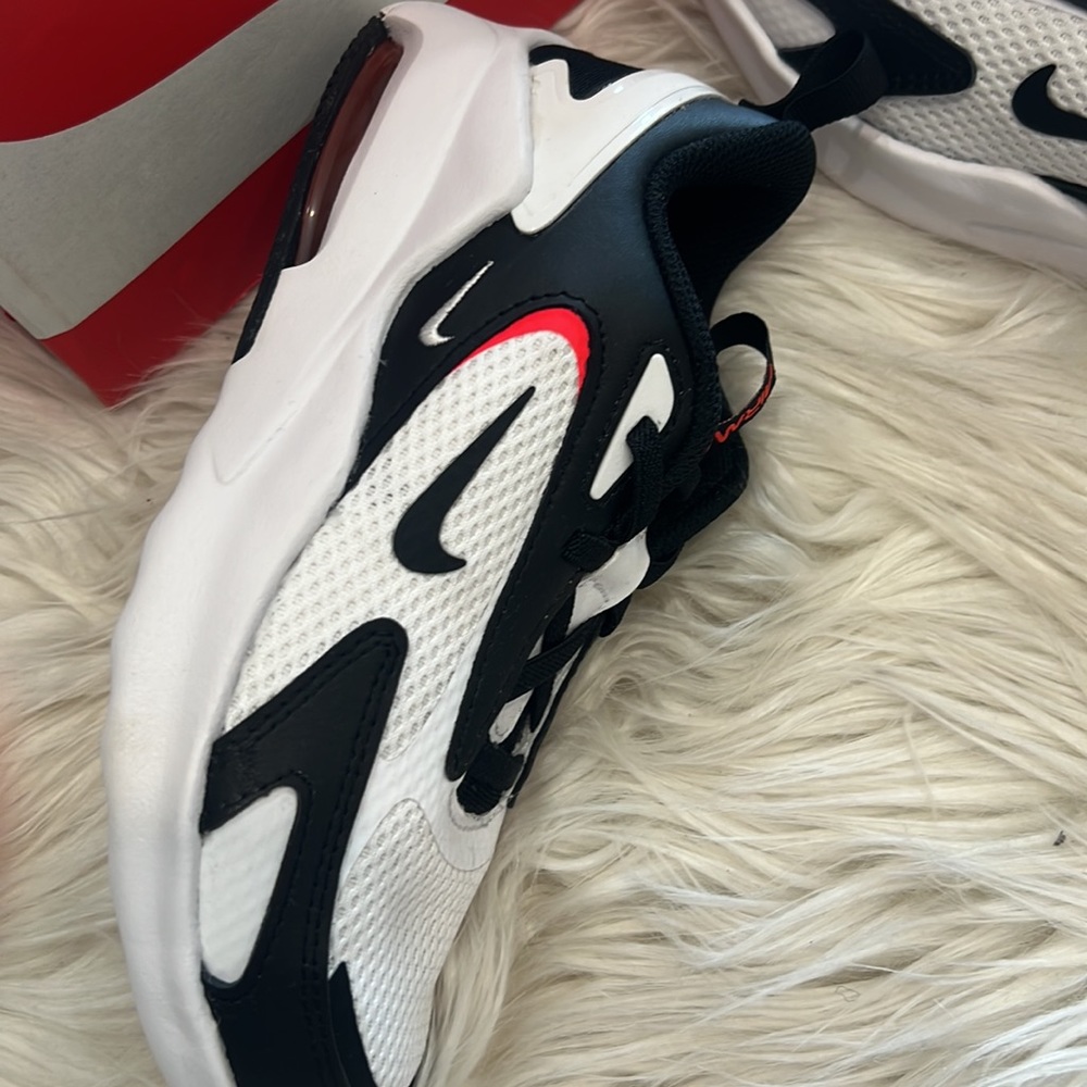 Nike - Picture 5 of 8
